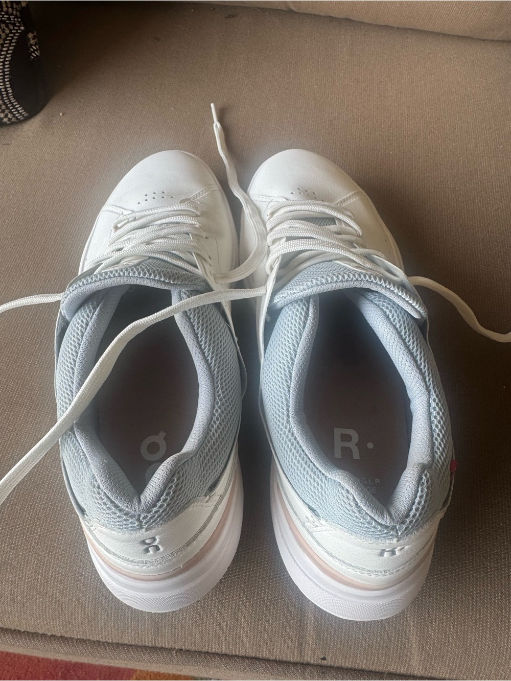 On Cloud SZ 10 The Roger Women's White and Light Gray Athletic Sneakers.